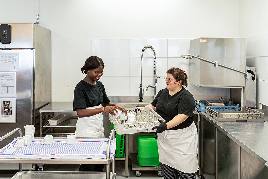 Auch das Office ist mit Abwaschmaschinen der Comenda Schweiz AG grosszügig und auf effizientes Arbeiten ausgelegt. Im Bild Nonu Peter (l.) und Roberta Brescia.