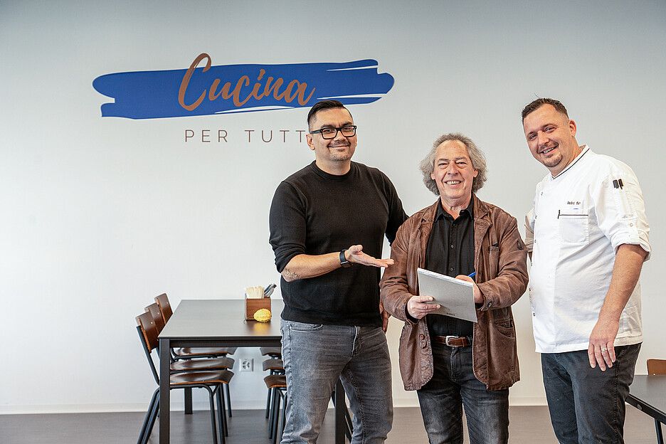 «Wir sind begeistert von dem Resultat»: Michael Dörflinger, Leiter Hotellerie (l.) und André Marx, stellvertretender Betriebsleiter Hotellerie der ESB (r.), mit Philipp Binz, Verkaufsleiter und Mitglied der Geschäftsleitung bei der Heer AG.