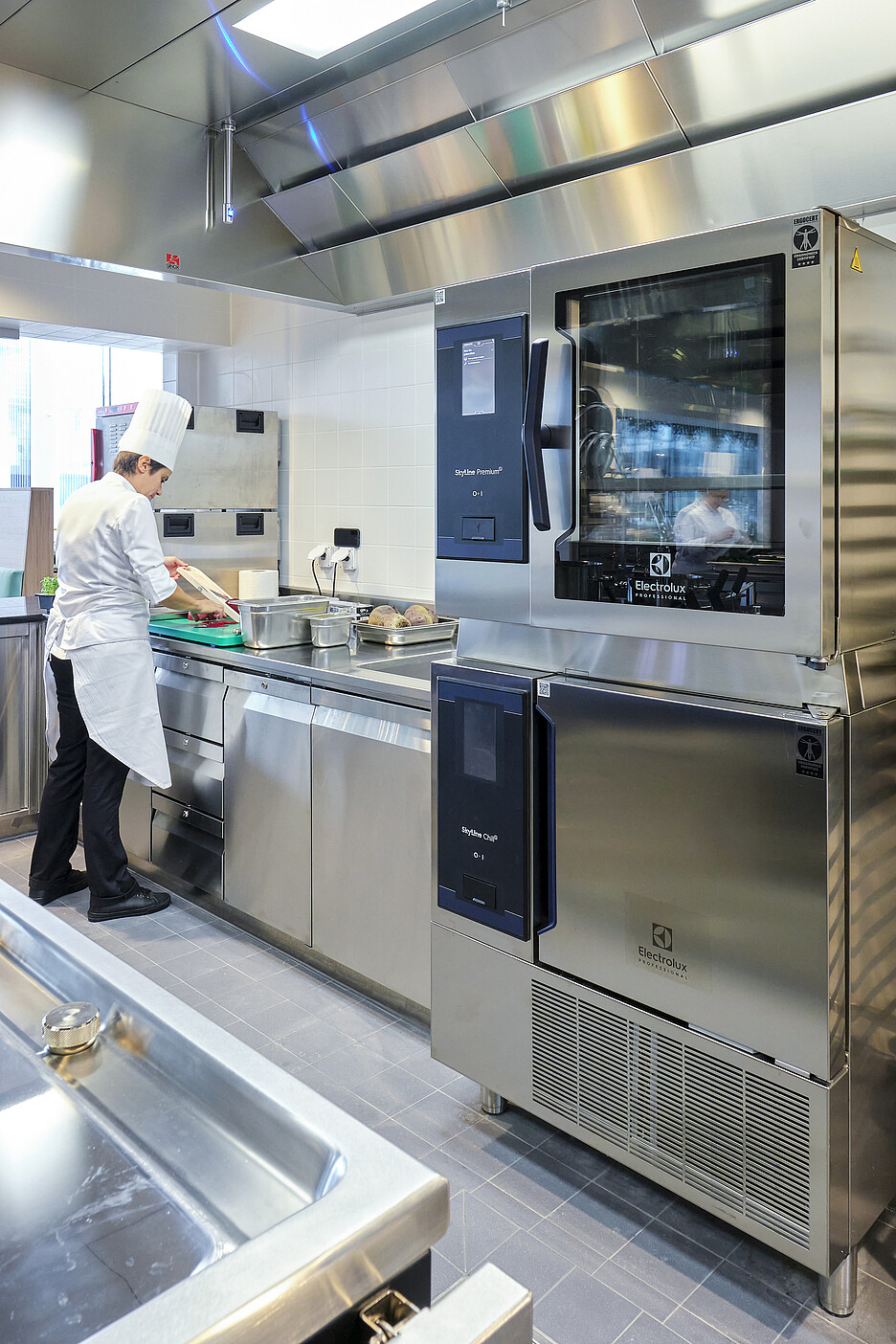 Die EHL nutzt zwei SkyLine-Kombidämpfer von Electrolux Professional, um Cook-&-Chill-Prozesse praxisnah in die Ausbildung zu integrieren.