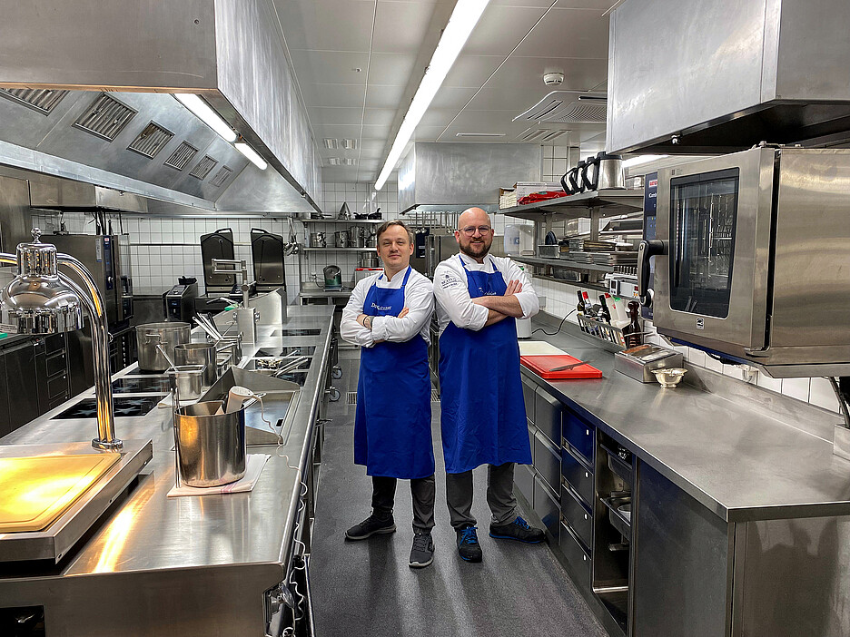 Das Küchenteam mit Tim Adolph (Küchenchef, rechts) und David Kutzner (Sous-Chef, links) in der neu umgebauten Beatus-Küche.