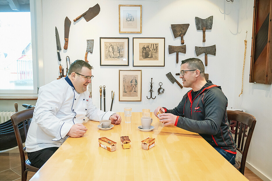 Rolf Kirchhofer (r.) im Gespräch mit Guido Mayer im Metzgerstübli des benachbarten Hotels Ochsen in Arlesheim. Guido Mayer, regionaler Verkaufsleiter von Rational Schweiz AG und langjähriger Kunde Rolf Kirchhofer sprechen «von Chef zu Chef».