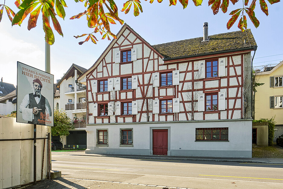 Vis-à-vis des Mönchhofs befindet sich die Hafenbeiz. Im Winter wechseln Katharina Roulet und ihr Team ins alte Riegelhaus.