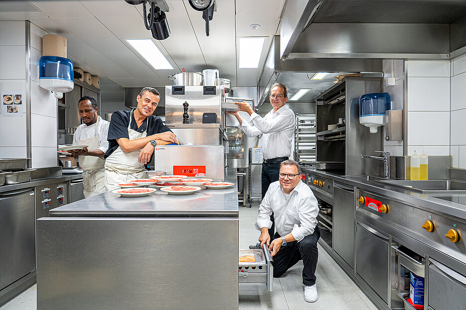 Eine Küche, die hält, was sie verspricht: Küchenchef Yoann Orain (2.v.l.) und sein Team fühlen sich gut aufgehoben bei Alain Bochud, (r. hinten) und Berater Christophe Petermann.