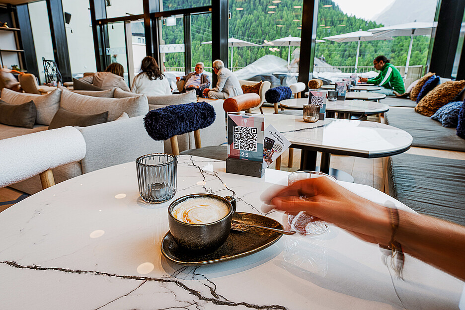 Die Mountain Lodge im Sunstar Pontresina bietet die ideale Umgebung für einen Kaffeeplausch.