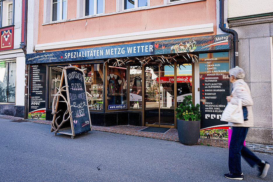 In der Spezialitätenwelt finden Touristinnen und Touristen ein kulinarisches Andenken und Einheimische schöne Mitbringsel. Nur wenige Meter weiter befindet sich das Hauptgeschäft der Wetter Metzg.