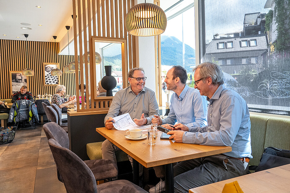 Reto Schelbert war mit den Experten der Gschwend AG Gastro-Bau sehr gut beraten: Raymond Zürcher (l.) und Reto Spring.