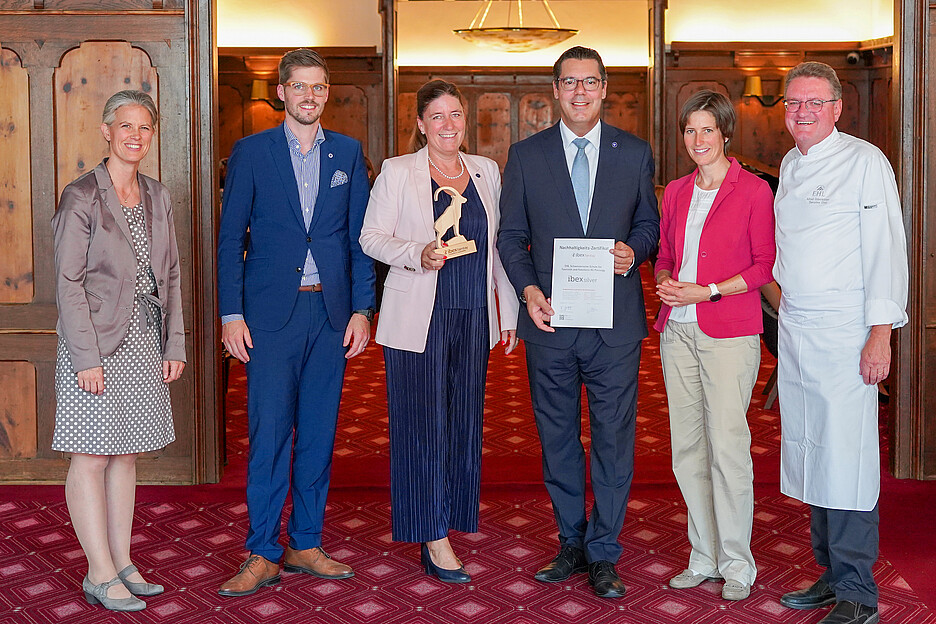 Mit gemeinsamem Engagement zum Nachhaltigkeitslabel ibex fairstay (v.l.): Claudia Schmid, Verantwortliche Qualitätsmanagement, Christoph Theus, Rooms Division Manager, Beatrice Schweighauser, Schulleiterin, Simon Rindlisbacher, Director Hospitality Services und Alfred Zuberbühler, Executive Chef der EHL Passugg mit Luzia Koller von ibex fairstay (2.v.r.).