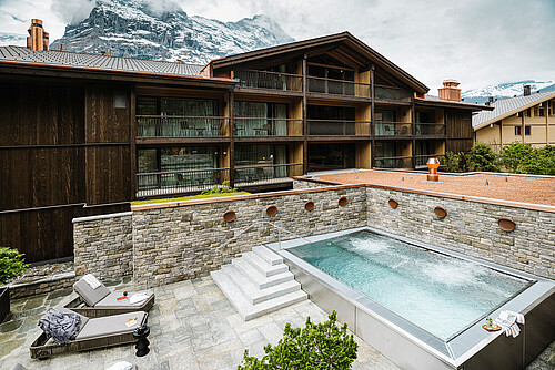 Die Bergwelt Grindelwald mit dem Fire & Ice SPAoutdoor pool.