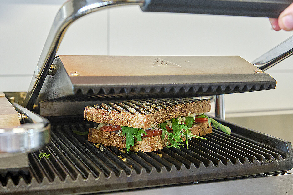 Im Kontaktgrill von Bartscher erhält das Toasty seine typische Zeichnung.