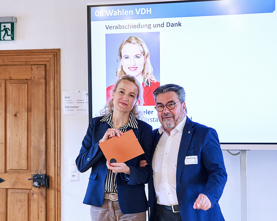 Generalversammlung VDH 2025 Präsident Roland Gasche verdankte und verabschiedete Vorstandsmitglied Marianne Beeler.