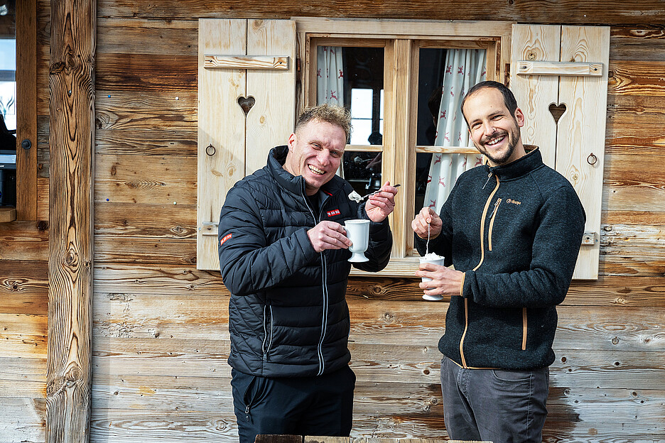 Sie lieben die Berge und verstehen sich bestens: Hahnenmoos-Geschäftsführer Nick Reding (rechts) und Thomas Dreier, Gebietsverkaufsleiter bei Franke Coffee Systems.