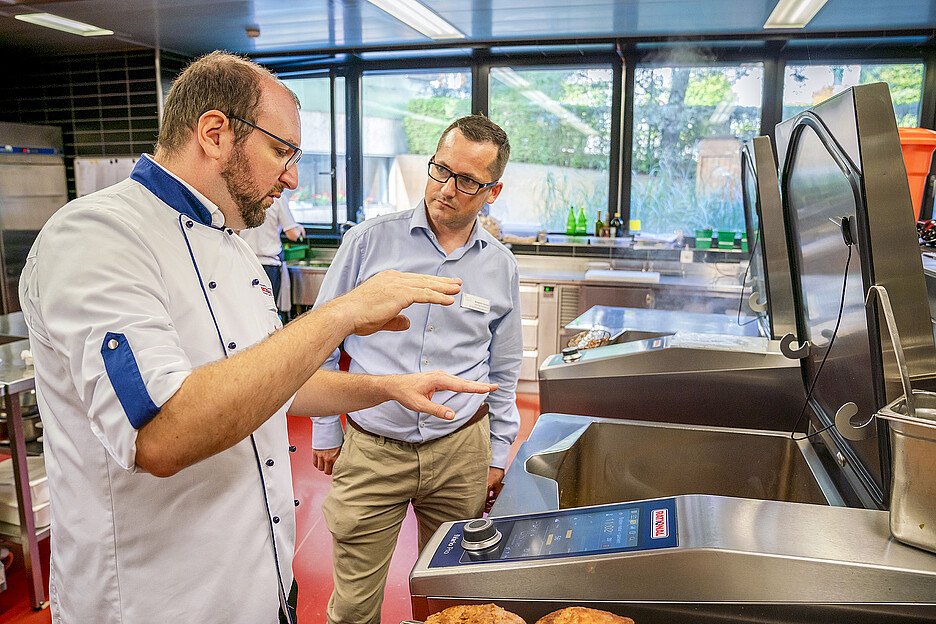 Seit etwas mehr als einem Jahr unterstützt Marcel Schönenberger der Rational Schweiz AG (l.) Benjamin Schmid, Leiter Hotellerie und Facility Management des APZ Bruggwiesen, im Rahmen einer Betriebsbegleitung zur Prozessoptimierung.