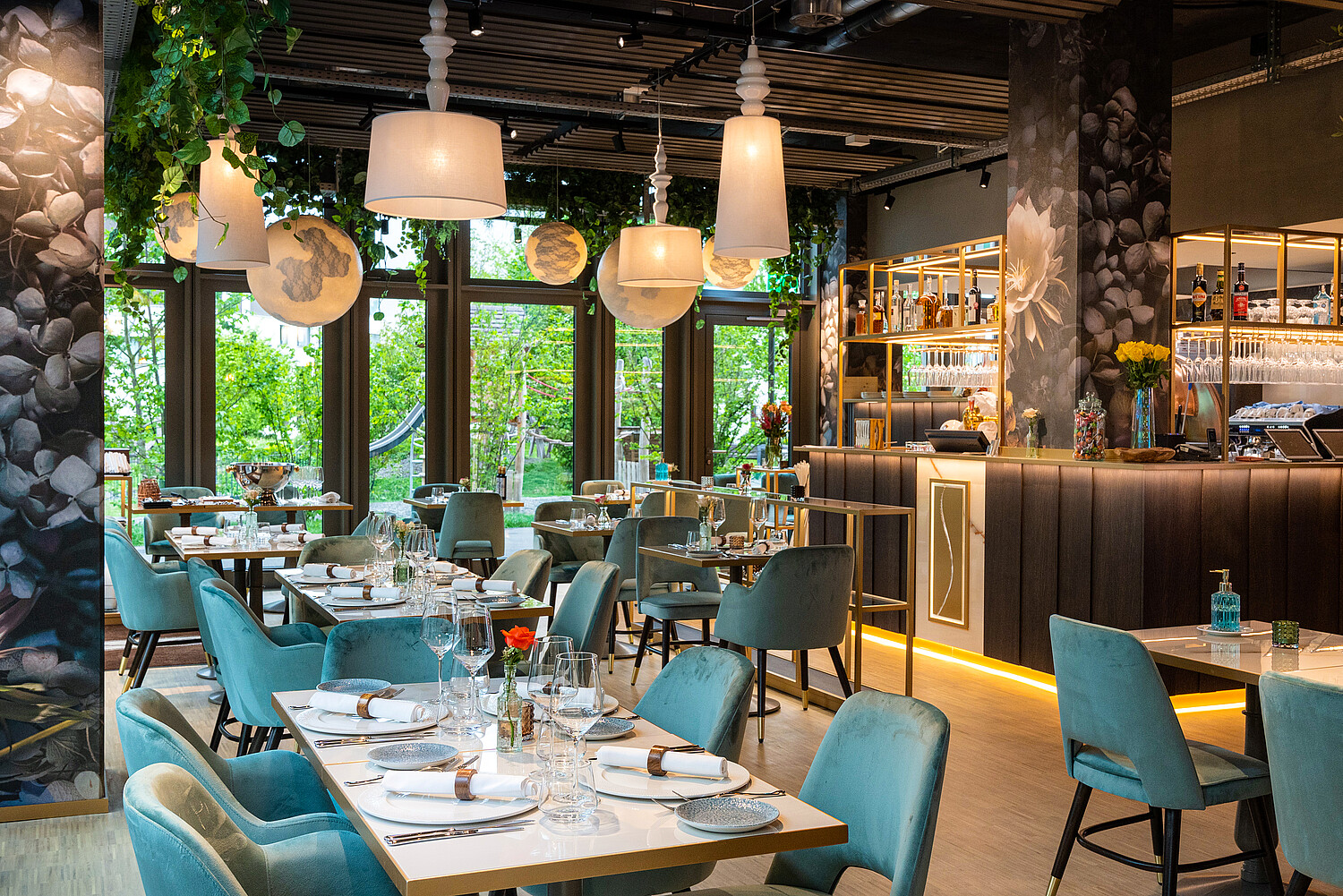 Das Sapori’s ist eines von drei Restaurants in der Suurstoffi in Rotkreuz, ein stilvoller Treffpunkt, eingebettet in ein zukunftsträchtiges Areal, das Wohnen, Arbeiten, Freizeit und Genuss geschickt kombiniert.