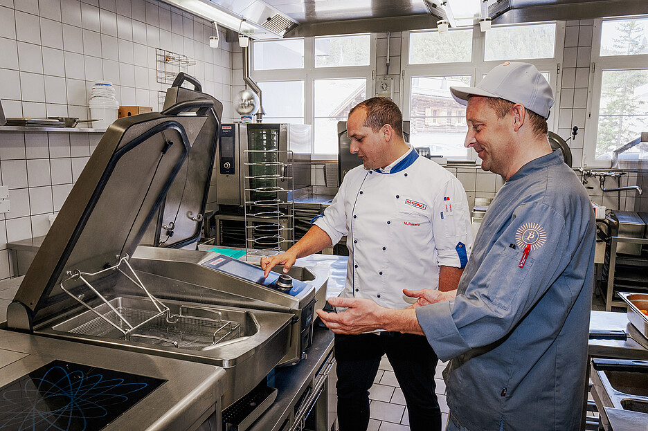 Marco Rasera (l.), regionaler Verkaufsleiter bei Rational, begleitet seine Kundinnen und Kunden weit über die reine Geräteeinführung hinaus.