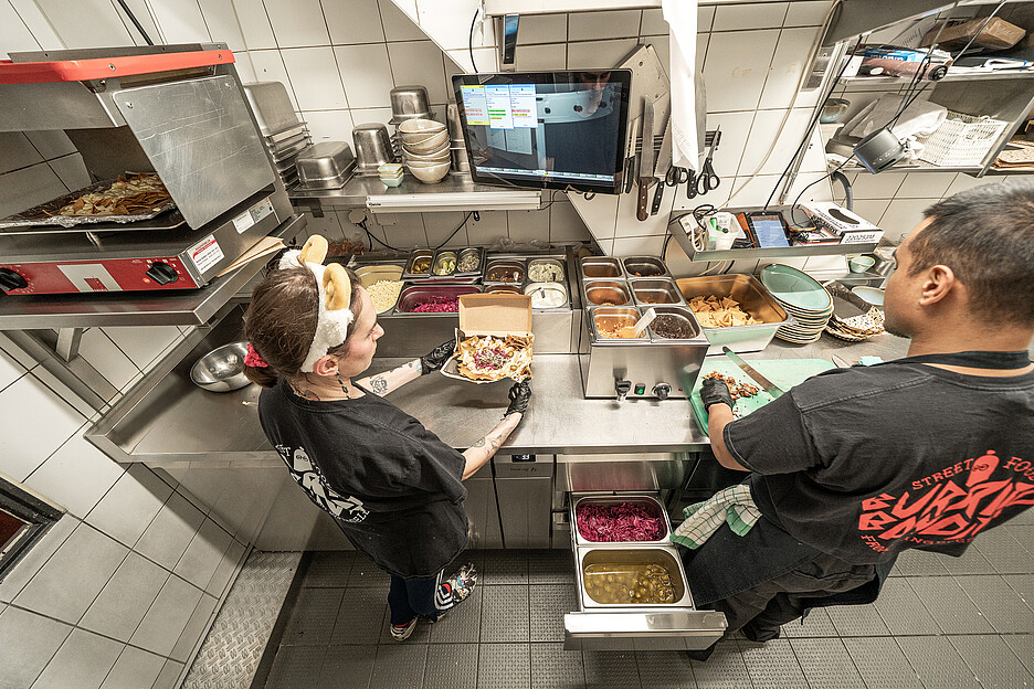 Kochen auf engsten Raum: Zu Spitzenzeiten arbeiten bis zu vier Personen in der Küche des Burrito Bandito.