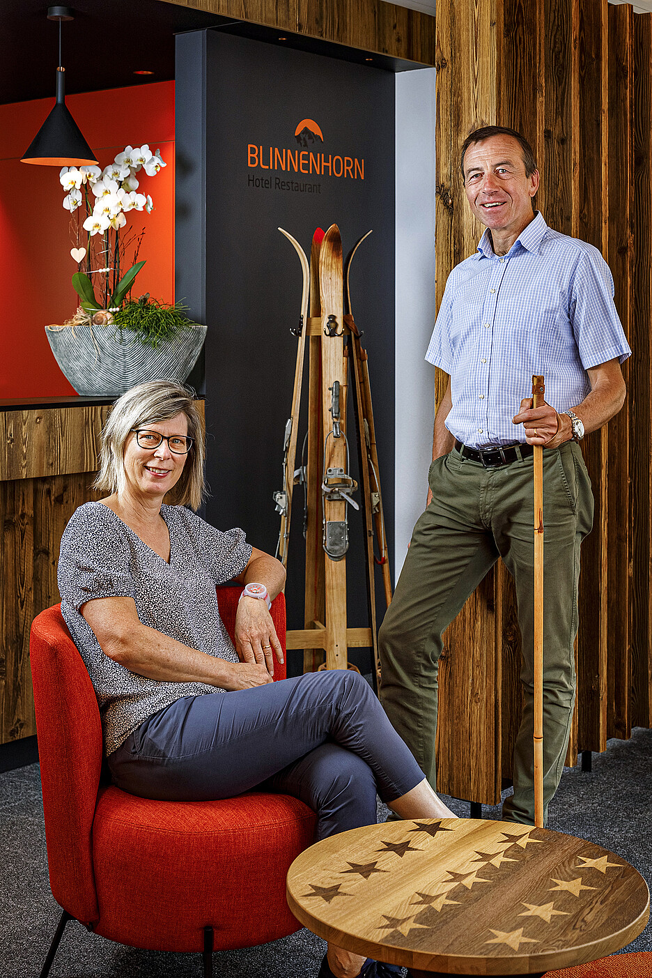 Das Gastgeberpaar Ines und Bruno Wolfisberg freut sich über das Ergebnis der Renovation und die neu gewonnene Frische im Hotel Restaurant Blinnenhorn.