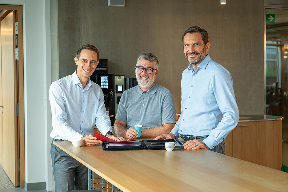ForPro suchte einen All-in-One-Partner und fand ihn in der Egro Suisse AG (v.l.): Samuel Prieto, Area Sales Manager für die Westschweiz bei der Egro Suisse AG mit Vincent Tapponnier, Co-Leiter FoodLab, und Thierry Schlatter, Leiter FoodLab bei ForPro.