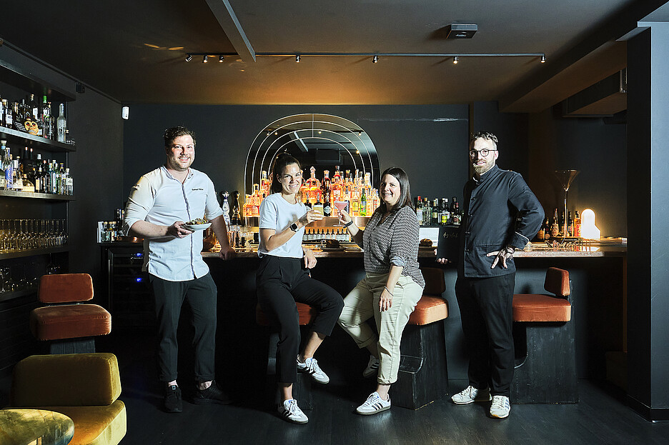 Sie freuen sich über ihre problemlösende Zusammenarbeit (v.l.): Tipsy-Tiger-Küchenchef Samuel Widmer, Corina Koster, Key Account Manager Drinks bei Delico, Daniela Lehmann, Product Manager bei Delico und Tipsy-Tiger-Gastgeber Luca Huber.