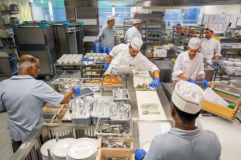 Im Sonnenhof richtet das Küchenteam die im Cook&Chill-Verfahren vorproduzierten Speisen kalt auf Tellern und Tabletts an.