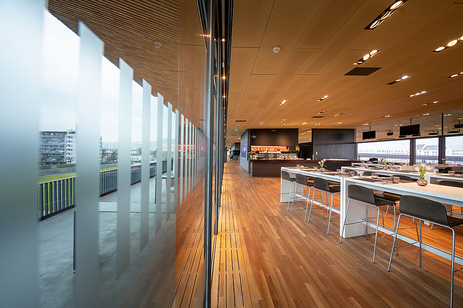 Das Restaurant «Oval» im Letzigrund ist mittags von 11.30 bis 14.00 Uhr geöffnet, mit schönem Blick ins Stadion.