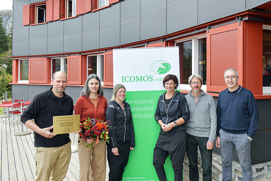 Von links: David Burkhard & Marion Steiger (Eigentümer), Sabrina Herger-Ronner & Gaby Hofmann-Ronner (Betreiberinnen), Moritz Flury-Rova (Jurypräsident), Niklaus Ledergerber (Präsident ICOMOS).
