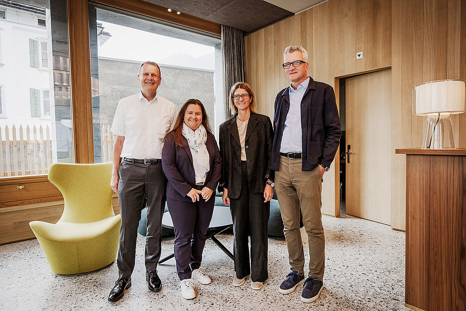 Geniessen eine vertrauensvolle Zusammenarbeit: Fredy Zürcher, Regional-Verkaufsleiter Professionals der Miele AG, Corinne Hörnlimann, Marketing Manager Schweiz HCS der Miele AG, sowie Irene und Martin Müller, Direktionspaar des Hotels Maistra 160 (v.l.).