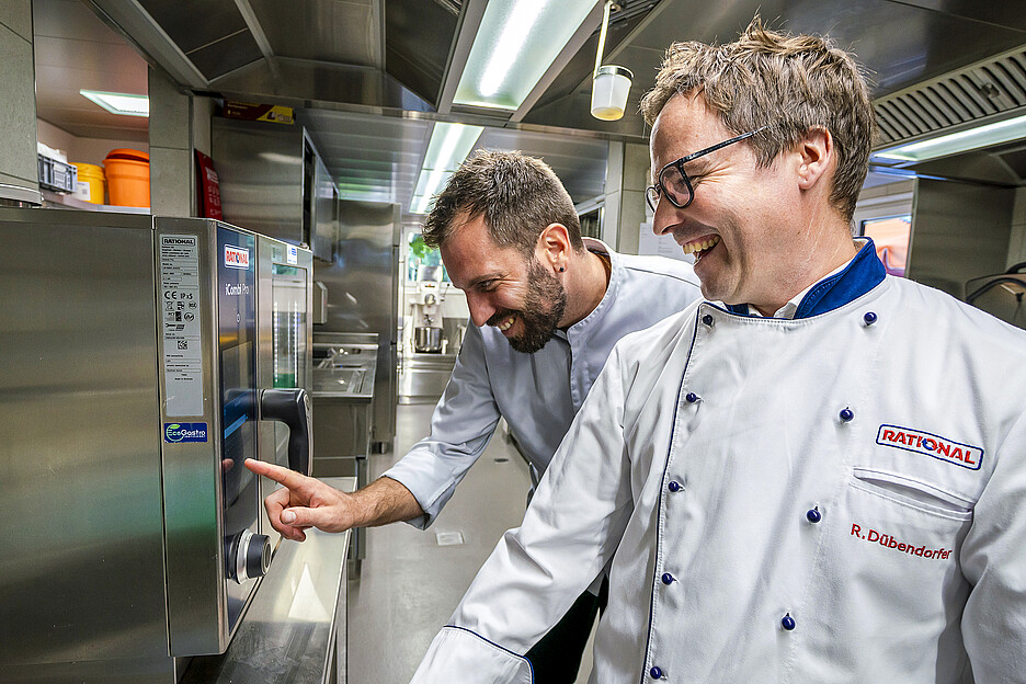 Ein Grossteil der Mitarbeitenden bei Rational Schweiz AG hat eine Kochausbildung und kann die Gastronomen direkt in der Küche auf Augenhöhe beraten.