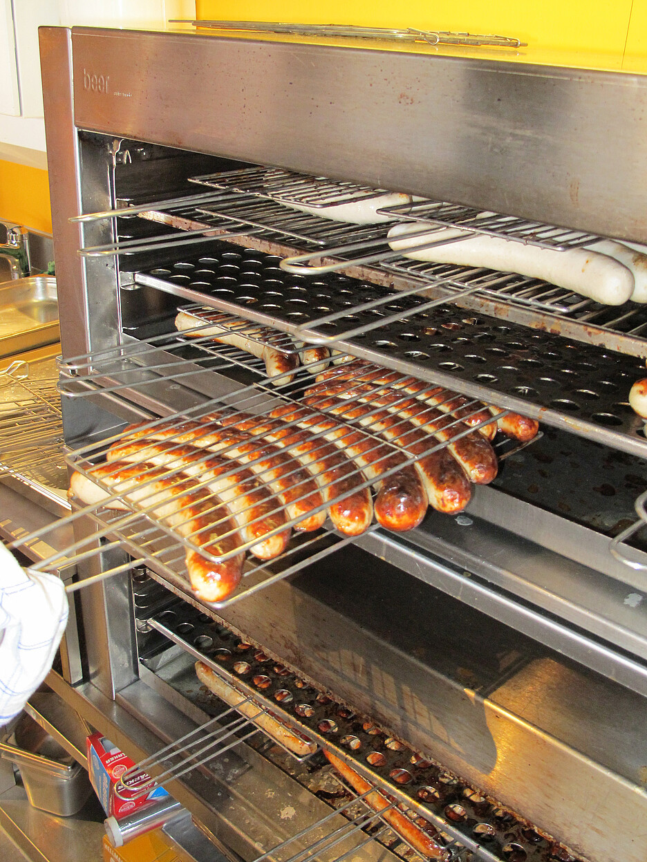 Im Top Grill werden Bratwürste bei 350 °C in kürzester Zeit grilliert.