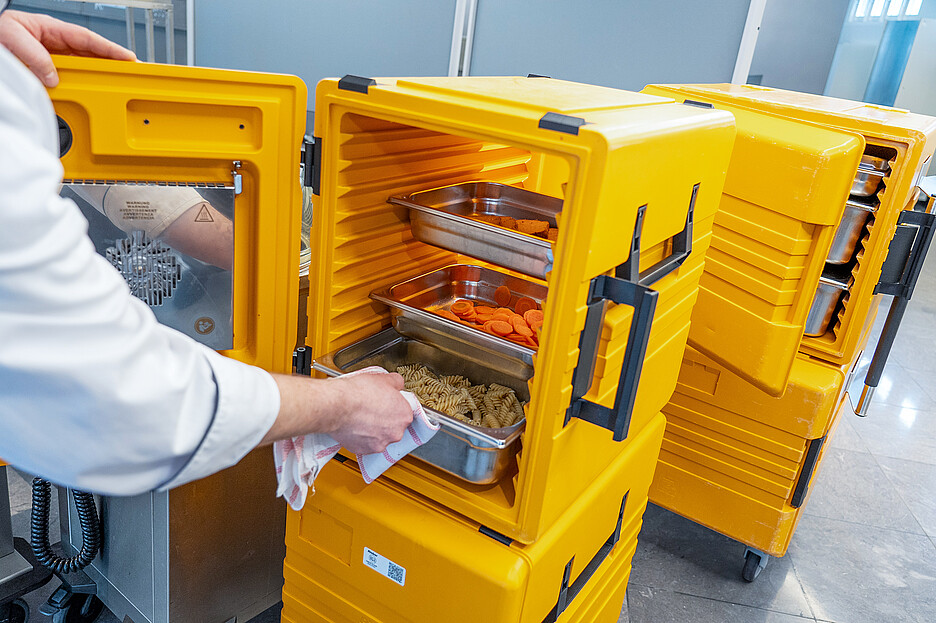 Die umluftbeheizten Frontlader-Transport-Boxen thermoport K6000 mit digitaler gradgenauer Temperatureinstellung eignen sich für den sicheren Transport von Speisen in GN-Behältern.