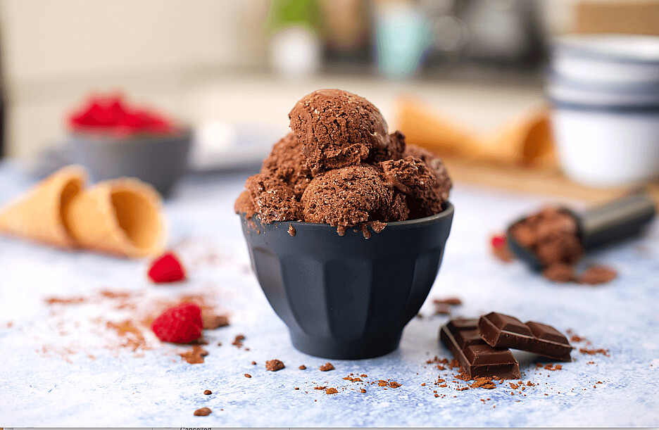 Schokoladeneis lässt sich mit OGGS Aquafaba genauso zubereiten, wie Pancakes oder die typische Ei-Spezialität Meringue: Mit der veganen Ei-Alternative ist (fast) alles möglich.