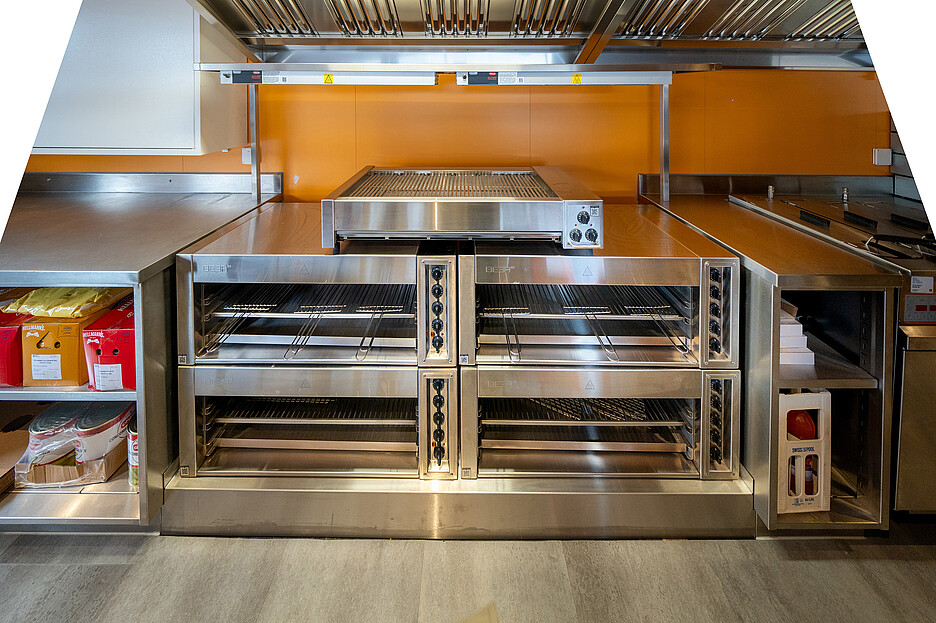 Viel Platz für viele Würste: Vier Top Grills und ein Elektrogrill von Beer Grill stehen in einem der 23 Verpflegungsstände.