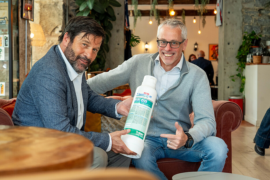 Zwei Experten, eine Leidenschaft: hochwertiges Wasser für hervorragenden Kaffee – Enrico Di Vincenzo, Verkaufsleiter für Water & More bei BWT (l.) und Matteo Castelnuovo, Experte für Kaffeemaschinen.