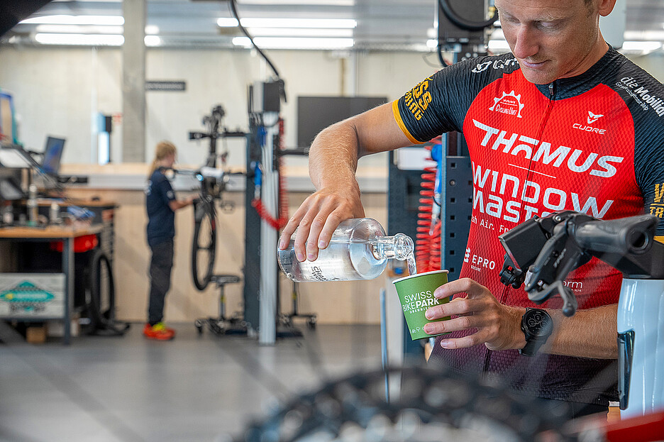 Im Swiss Bike Park steht allen Gästen gratis Wasser aus den WasserBars von BWT zur Verfügung.