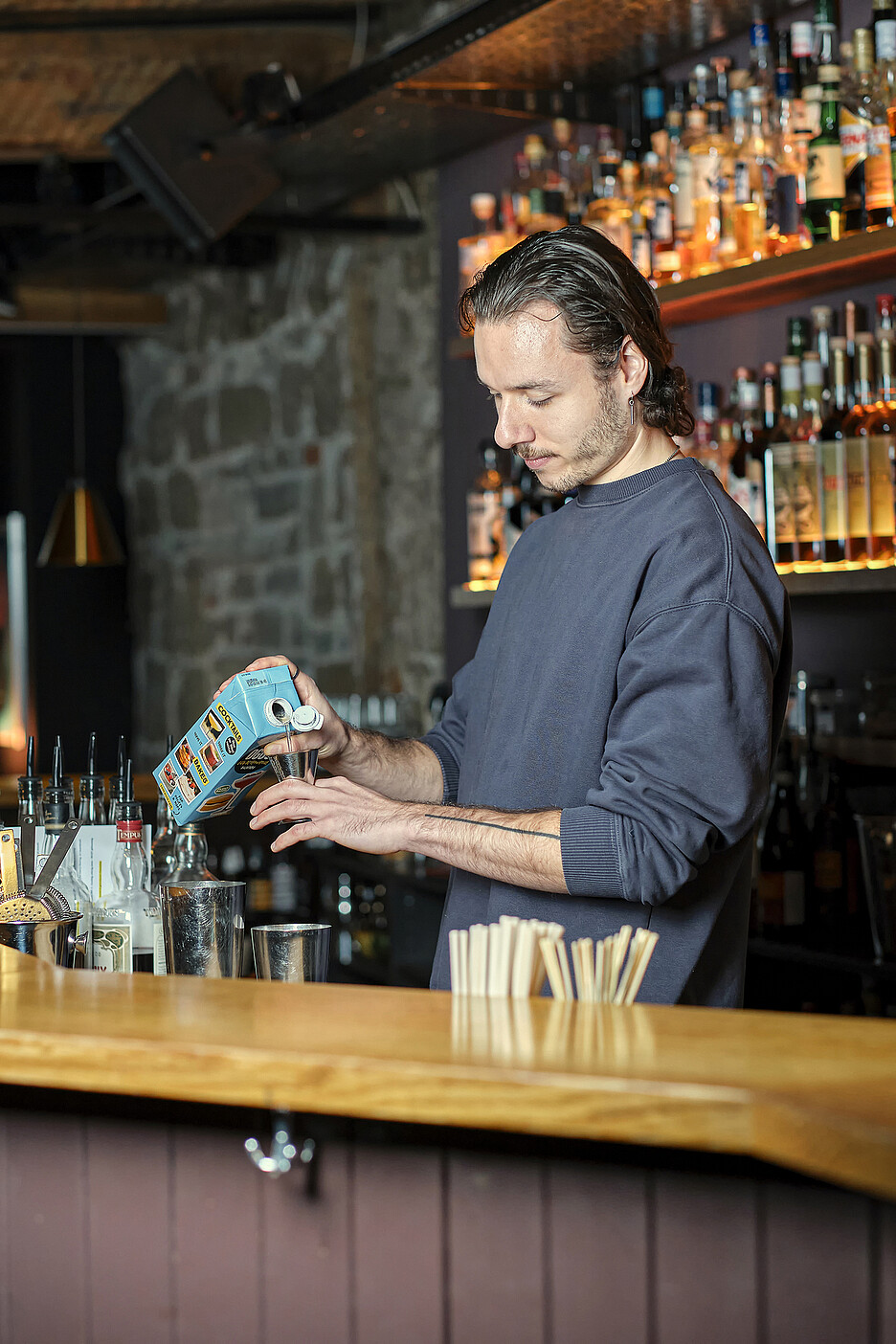 Die Eiweissalternative aus Kichererbsenextrakt und Wasser überzeugt Chef de Bar Nils Moser in jeder Hinsicht.