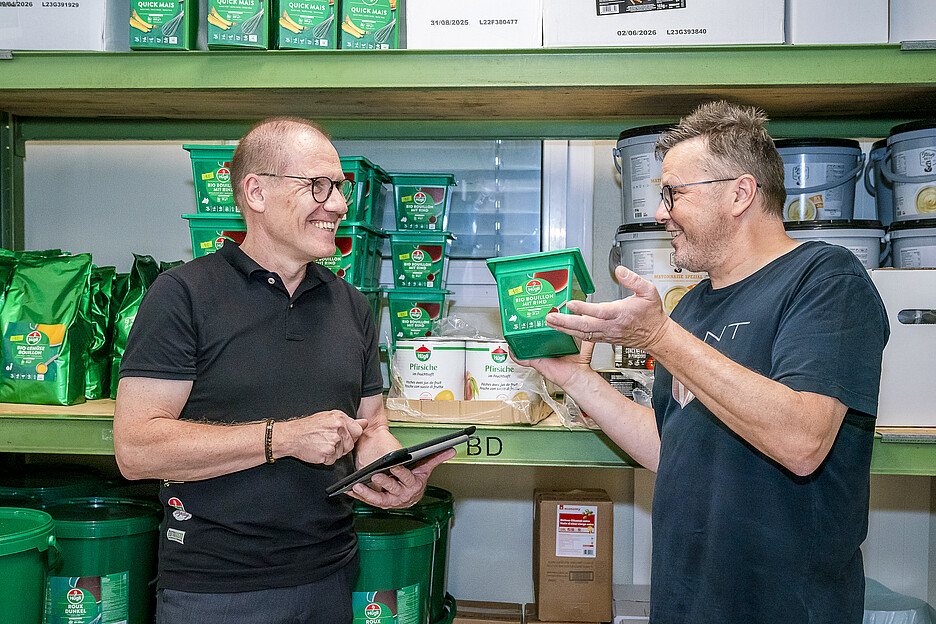 Hügli-Kundenbetreuer Markus Schär (l.) kennt Hanspeter Bernet schon seit über 20 Jahren und weiss genau, welches Hügli-Produkt zum Angebot der Bernet Catering passt und den Küchenalltag erleichtert.