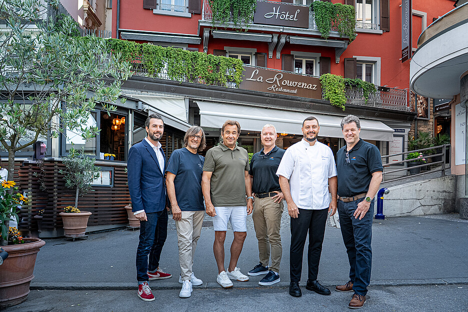 Zwei Firmen mit denselben Werten: Tradition, Innovation und Qualität (v.l.): Charles, Direktor des Restaurants La Rouvenaz, Massimo Tarozzi, Direktor von Les Voiles und La Rouvenettaz, Ezio Vialmin, Inhaber von La Rouvenaz, Sylvain Dalfollo, Kundenberater bei der Dyhrberg AG, Andrea Ventura, Chefkoch bei La Rouvenaz und Marc Aeschlimann, Verkaufsleiter bei der Dyhrberg AG.
