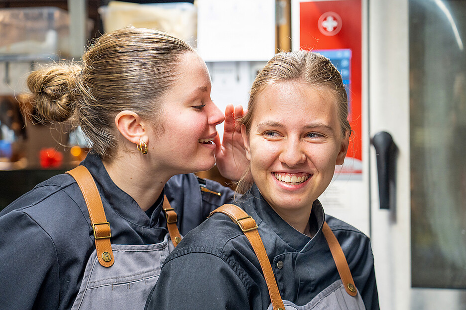 Teamspirit à la Kemmeriboden Bad #1. Hier wird gelacht, gemeinsam im Restaurant gegessen und angepackt.