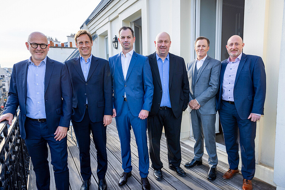 Ein Zusammenschluss, der neue geografische Reichweite und Schlagkraft in der Lebensmittellogistik schafft (v.l.): Marc Vettard, stellvertretender Geschäftsführer, und Stanislas Lemor, Geschäftsführer der Groupe STEF mit Severin Cavegn, COO, und Christian Cavegn, CEO der Christian Cavegn AG. Ausserdem: Christophe Gorin, Generaldirektor Nordeuropa Groupe STEF, und Hans-Peter Harnisch, Geschäftsführer STEF Schweiz.
