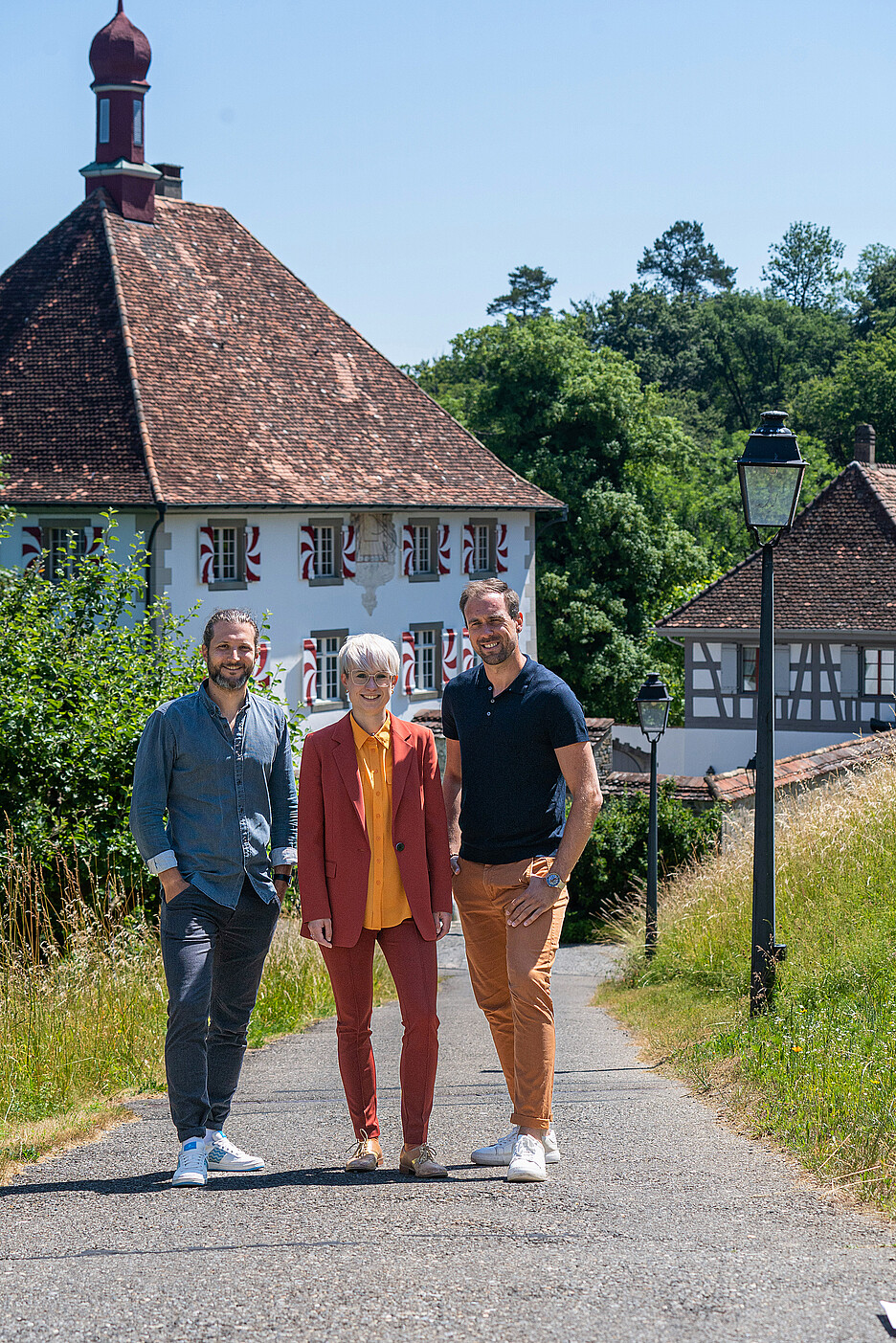 Sie setzen gemeinsam ein Zeichen für Nachhaltigkeit: Michèle Warna, Geschäftsführerin im Schloss Freudenfels, flankiert von Fabian Hauser, Produkte und Marketing von Drink & Donate (links) und Cyril Salzmann, Verkaufsleiter BWT WasserBar.