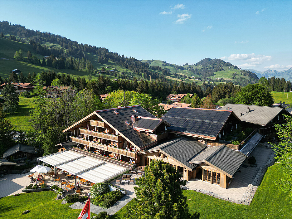 Seit Mai produziert das Hotel Hornberg in Saanenmöser-Gstaad mit dem 1100 Quadratmeter grossen Solarkraftwerk auf seinem Dach täglich mehr als 700 Kilowattstunden Strom.