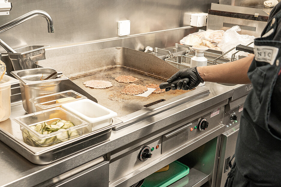 Der Grill ist eines der wichtigsten Küchengeräte für die Crew des Burrito Bandito.