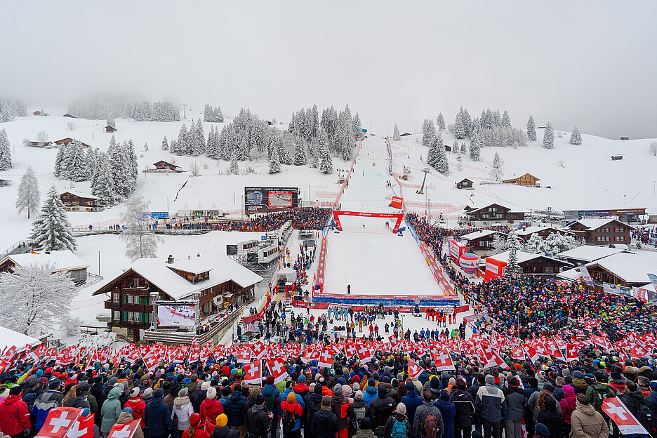 Der Hexenkessel brodelt. Die 25 000 Skifans feiern nicht nur den Hattrick von Marco Odermatt, sondern auch die gute Verpflegung im Weltcup-Dorf.