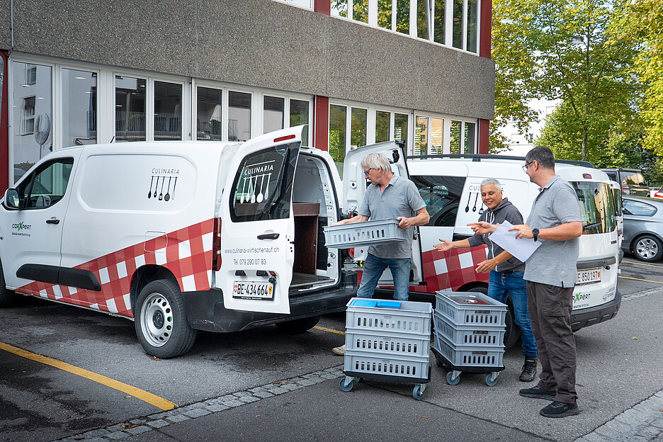 1800 Mahlzeiten bereitet das Culinaria-Team wöchentlich zu. Ein Grossteil davon wird von Betriebsleiter Christoph Stauffer und seinem Team kalt an die elf Tagesschulstandorte in der Region Wohlen ausgeliefert und später vor Ort regeneriert.