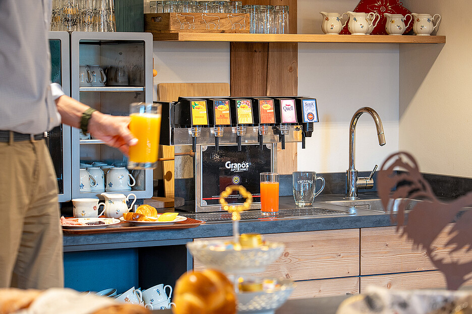 Self-Service: Hotelgäste können sich am Frühstücksbuffet mit feinen Fruchtsäften und Wasser selbst bedienen. Das wird sehr geschätzt.