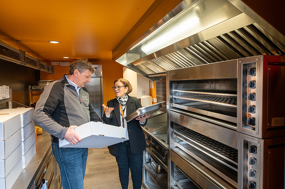 Planer Daniel Kyburz von Beer Grill und Sara Troiano arbeiteten für die Implementierung der Geräte eng zusammen.