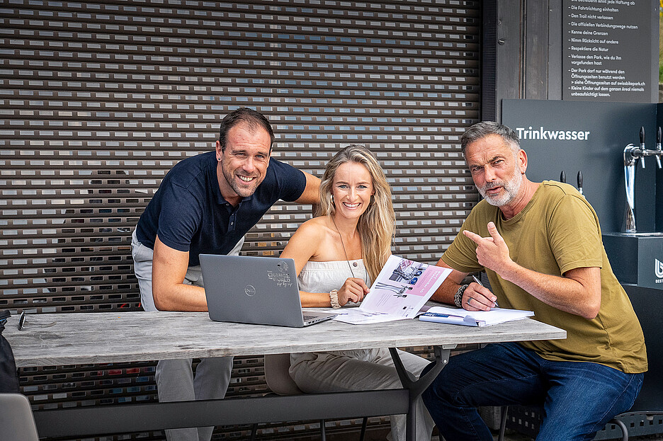 Gut beraten mit dem Team WasserBar von BWT: Sarina Huber, Geschäftsführerin Swiss Bike Park, mit den Verkaufsleitern Cyril Salzmann (l.) und Laszlo Ceh.