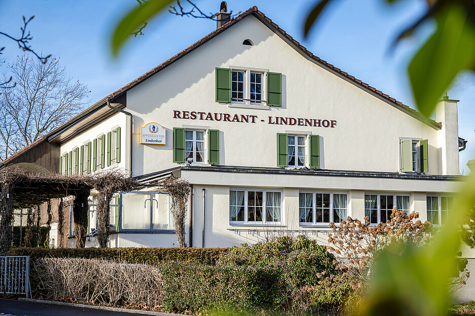 Das Restaurant Lindenhof im solothurnischen Mariastein ist ein Familienbetrieb, in dem zwei Generationen zusammenarbeiten. Es befindet sich in einem Naherholungsgebiet an der französischen Grenze und unweit der bekannten Wallfahrtskirche Mariastein.