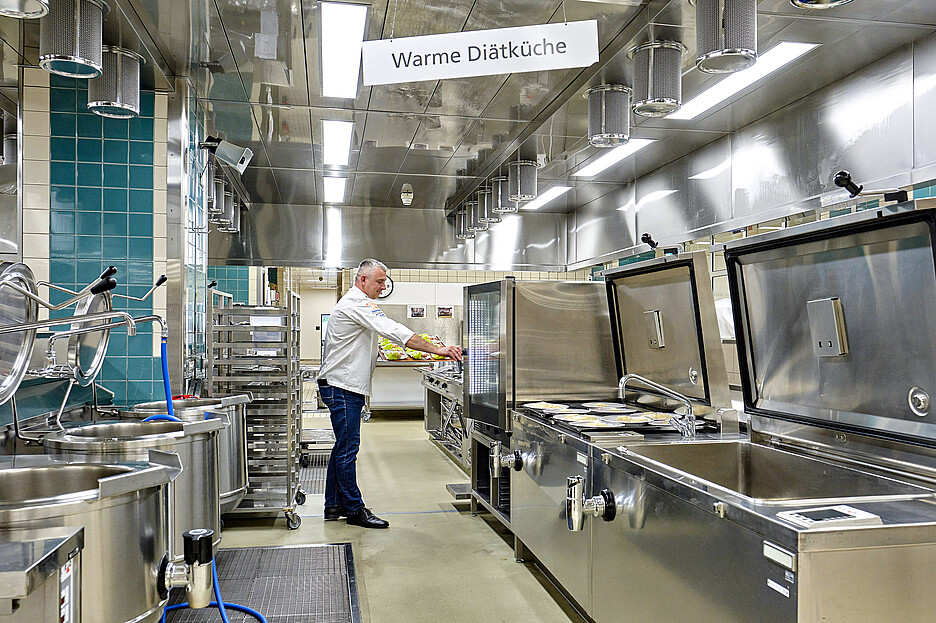 In der grossen Küche des Luzerner Kantonsspitals wird täglich für 850 Patienten und 3500 Mitarbeitende gekocht.