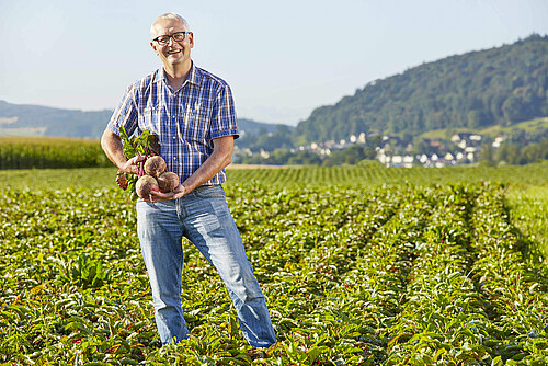 Plus d’une centaine d’espèces de légumes sont cultivées sur les champs suisses, quelques producteurs sélectionnés travaillant exclusivement pour la marque Hero Origine. Beat Meyer de Dottikon, l’un des sept producteurs de légumes sélectionnés qui se porte garant de la qualité des produits avec son propre nom, est un spécialiste des betteraves rouges.