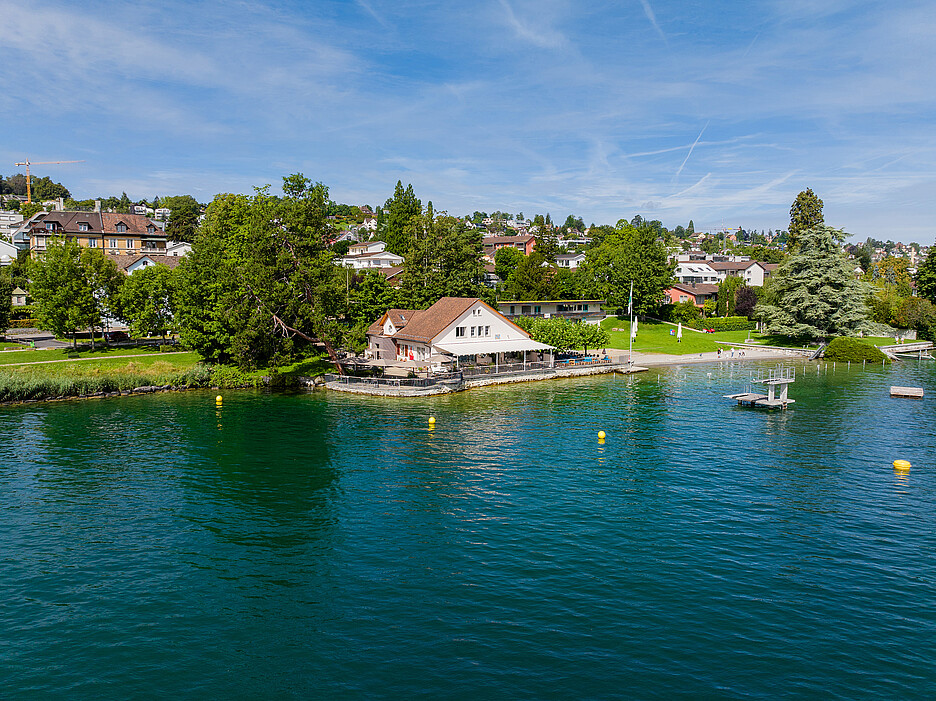 Das Restaurant Tracht beziehungsweise das Haus am See liegt wunderschön am Zürichsee.